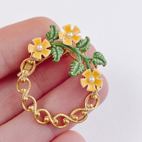 VTG Mid Century Enamel Floral Wreath Brooch Gold Tone Faux Pearl Articulated - Picture 5 of 10